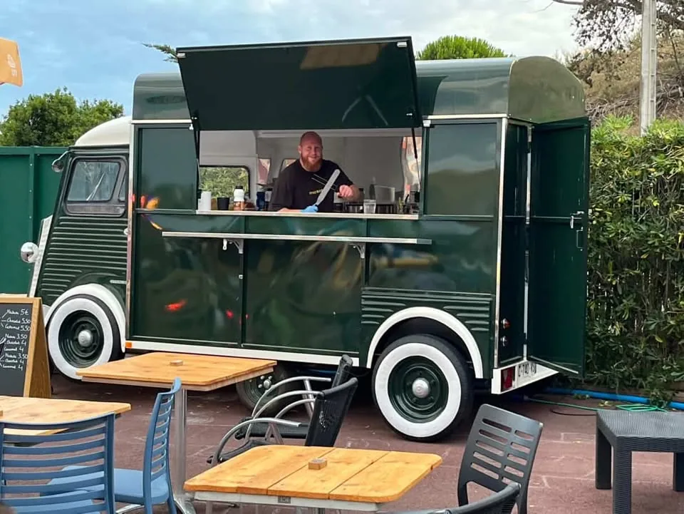 Le foodtruck Citroën HY vert du Warlop's avec le chef au comptoir