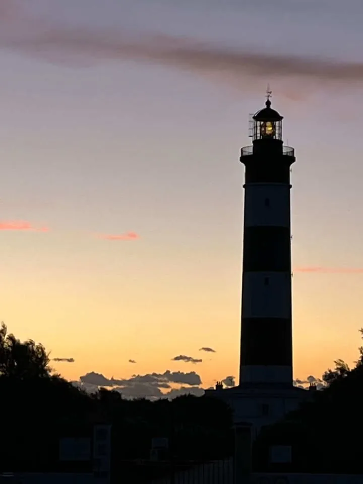 Le Phare de Chassiron au coucher du soleil, à proximité du Warlop's