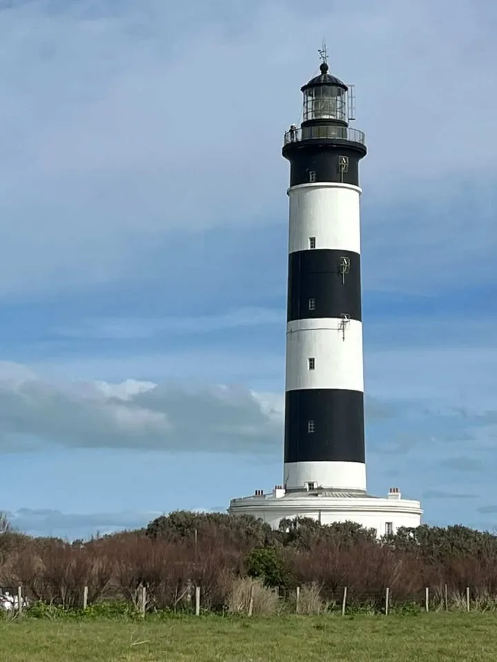 Le Phare de Chassiron de jour, site touristique majeur d'Oléron nord