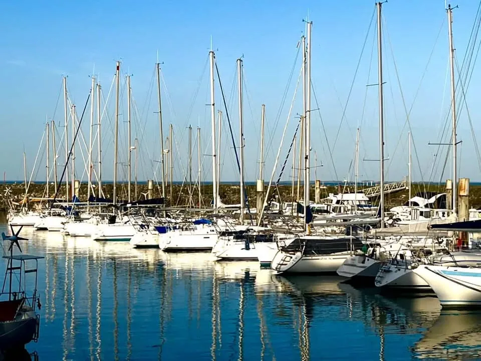 Port de plaisance d'Oléron, voiliers amarrés sur eau calme