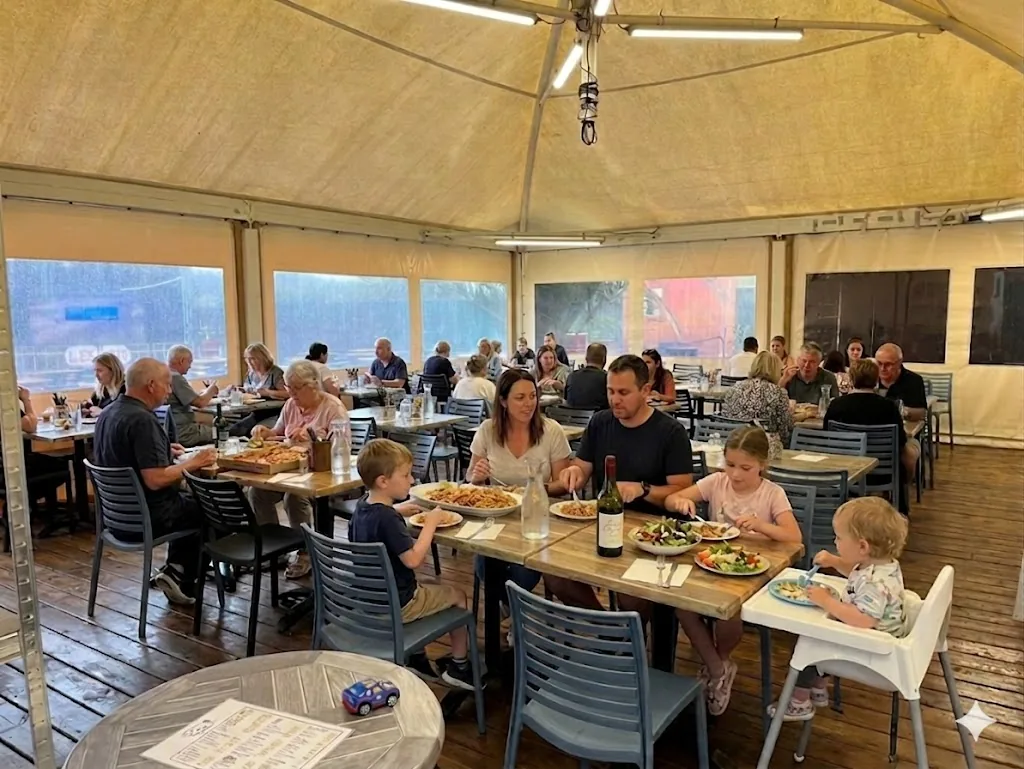 Salle intérieure du Warlop's, ambiance bistrot avec tables en bois